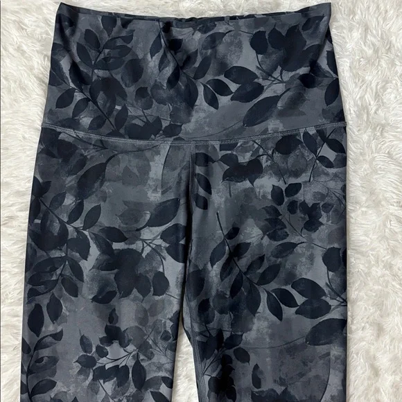 Old Navy Like New Active Powersoft Extra High-Rise Leggings Cropped Size M - Picture 3 of 12